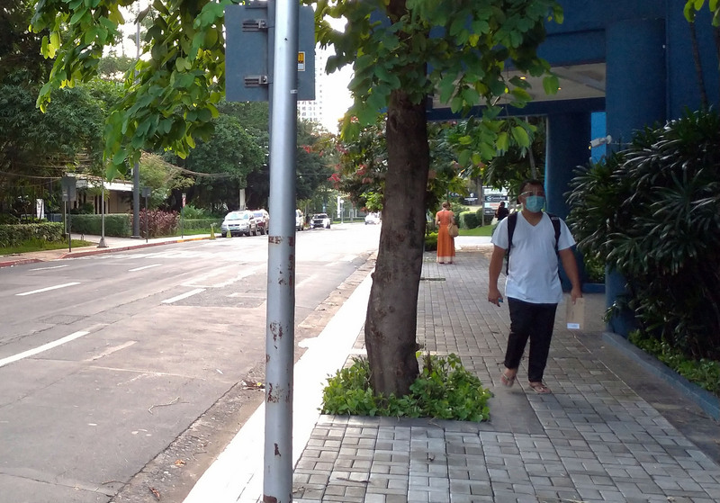 菲律賓大馬尼拉地區疫情延燒，部分民眾出門時除了口罩，會再戴上防護面罩，降低感染風險。 (圖:中央社檔案照片)