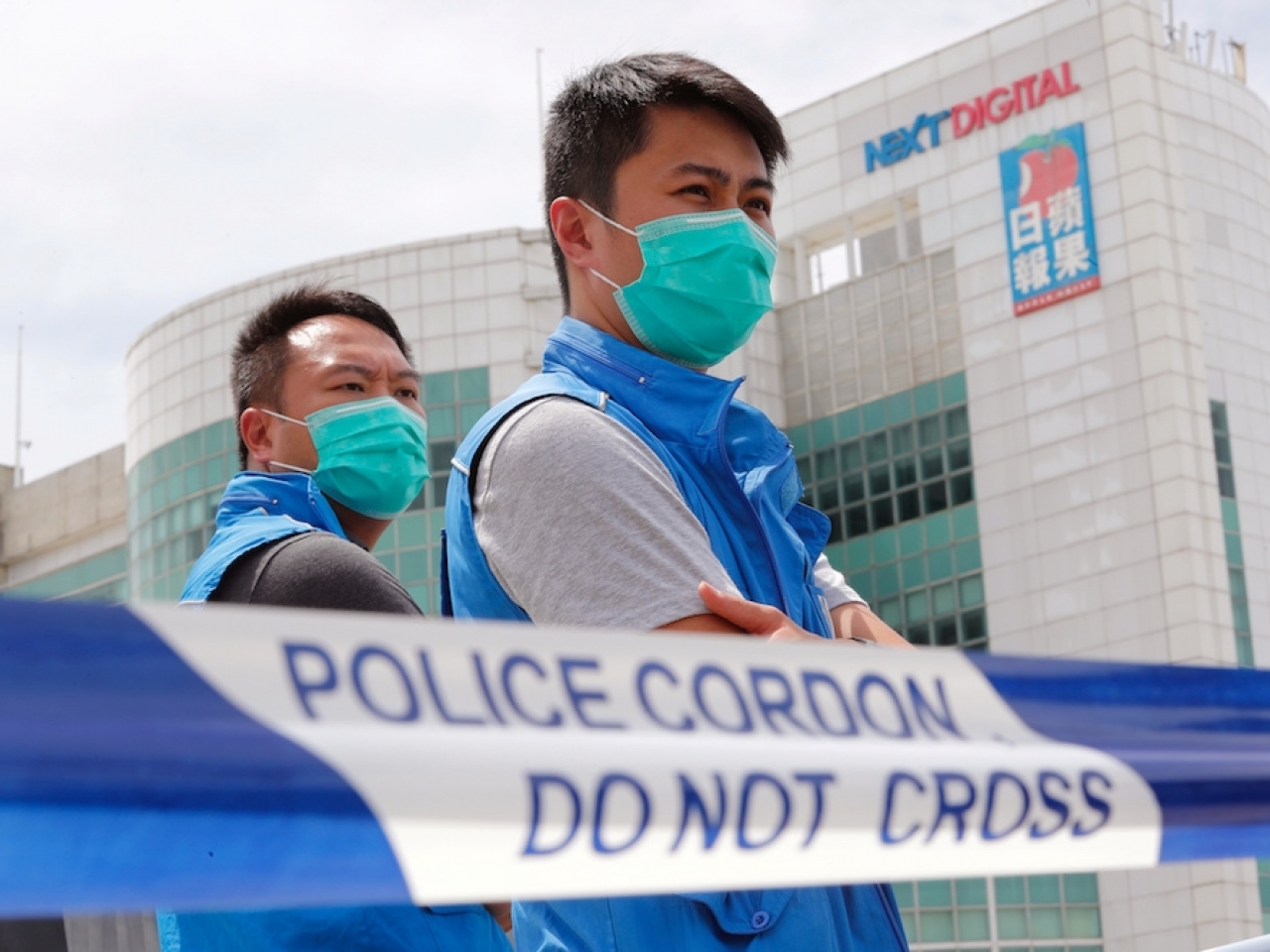 壹傳媒創辦人黎智英10日上午遭警方逮捕後，香港蘋果日報發表聲明，表示蘋果員工必定「無畏無懼，繼續在打壓中以真相說亮話」，且「一定撐下去」。 (RT/達志影像)