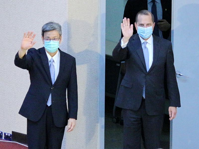 美國衛生部長阿札爾(Alex Azar，圖右)11日在台大公衛學院演講，左為前副總統陳建仁 (央廣記者王照坤 攝)