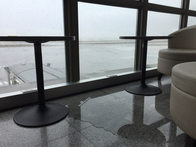 颱風米克拉11日直撲金門，對金門造成零星災損。金門對外交通中午以前暫停，尚義機場大廳觀景區雨水沿著玻璃窗滲入，形成「外面下大雨，內部下小雨」情景。(圖:中央社)