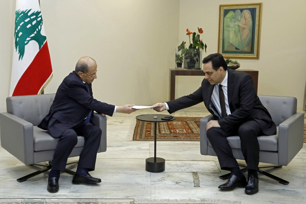 黎巴嫩總理狄亞布(Hassan Diab,右)10日向總統奧恩(Michel Aoun)遞交辭呈。(AFP)