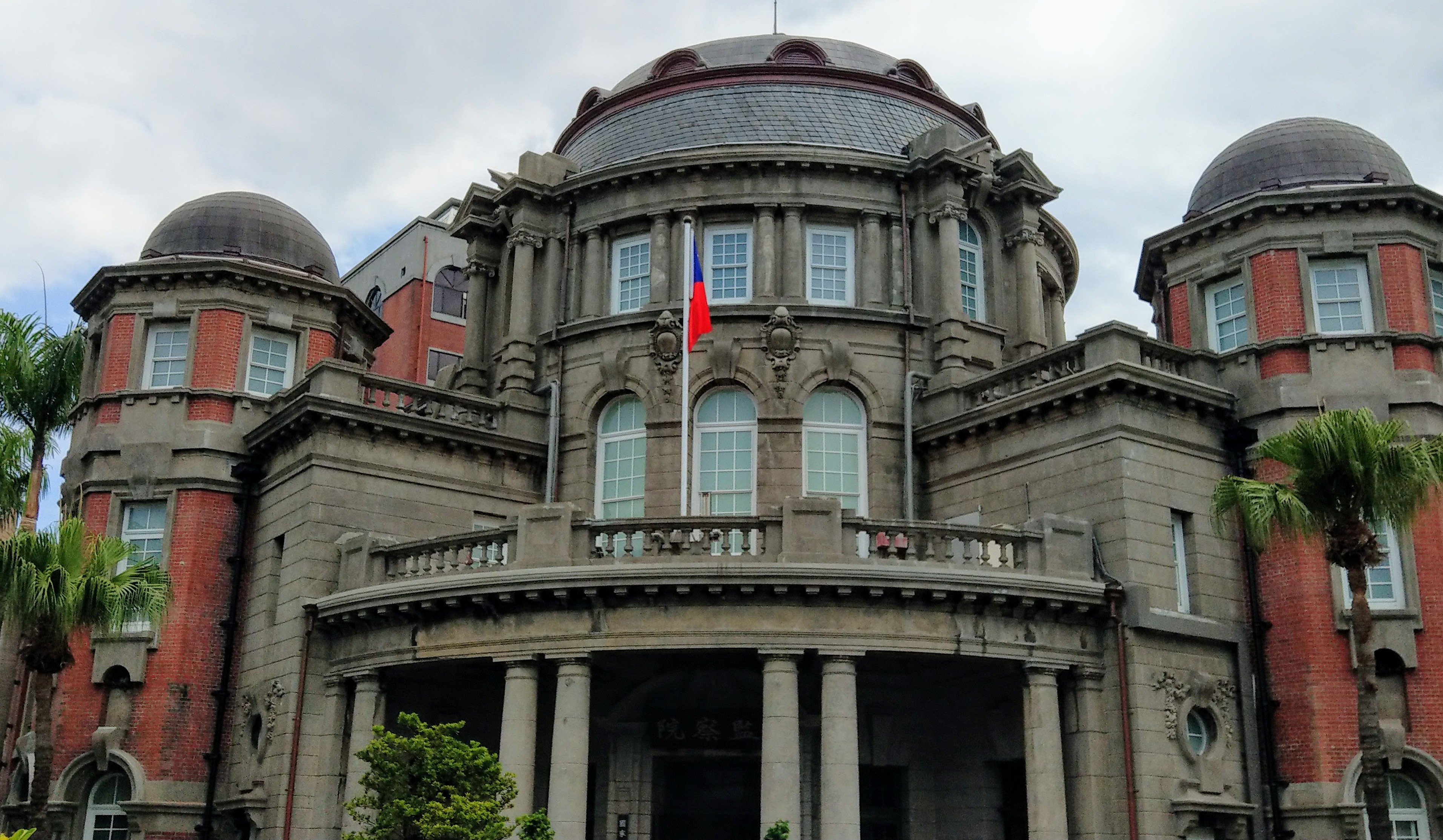 監察院表示，3月31日起立委擬參選人、5月20日起總統擬參選人，經監察院許可政治獻金專戶設立申請後，可收受政治獻金，收受期間為許可日起到選舉投票前一日止。(資料照/歐陽夢萍 攝)