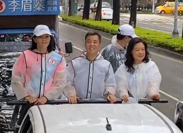 高雄市長選戰進入最後倒數，國民黨候選人李眉蓁11日找來前市府團隊站台，並冒雨陪她車隊掃街拜票。(圖擷自李眉蓁臉書直播)