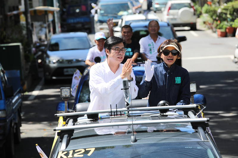 圖為民進黨高雄市長補選候選人陳其邁（前左）12日前往甲仙、杉林進行車隊掃街拜票，爭取選民支持。（陳其邁競選團隊提供）