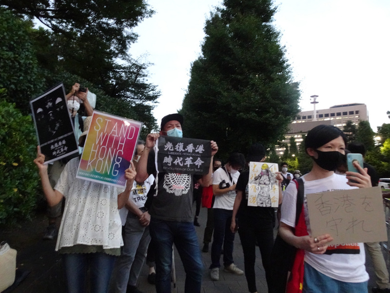 香港警察日前依港區國安法逮捕民主運動人士周庭等人引起高度關注。12日在日港人在日本國會前集會，籲日本政府向歐美及台灣看齊，幫助港人。(圖:中央社)