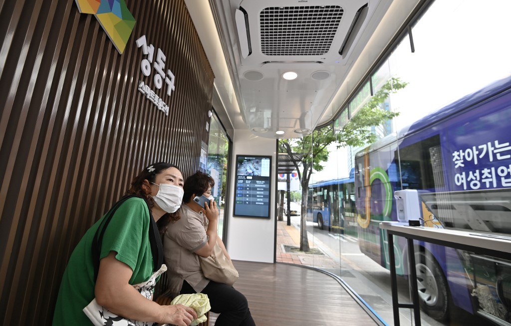 南韓推出智慧公車候車亭。(AFP)