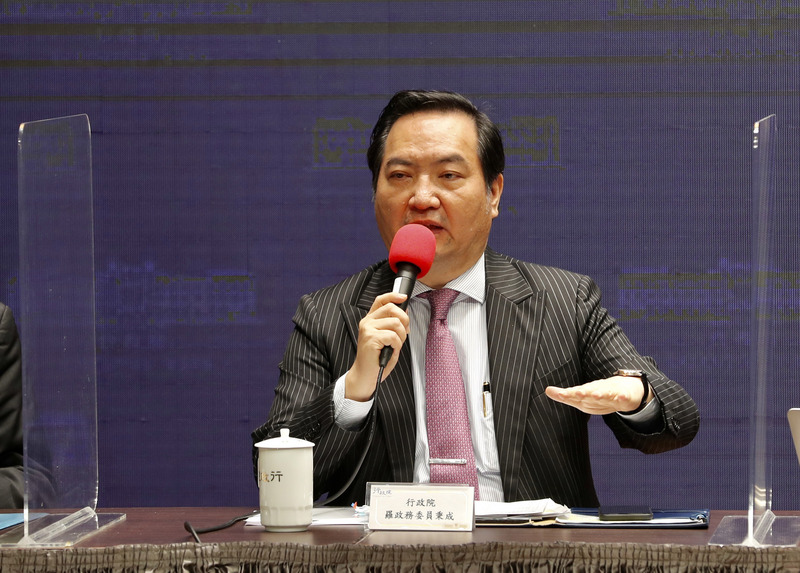 行政院會13日通過民法部分條文修正草案，將成年年齡由現行的20歲下修至18歲，政務委員羅秉成（圖）出席院會後記者會表示，現行法律對民法成年年齡訂為20歲，與刑法的刑事責任年齡訂為18歲的完全責任年齡有落差，有點權責不相當，因此這次修法都統一為18歲。(圖:中央社)