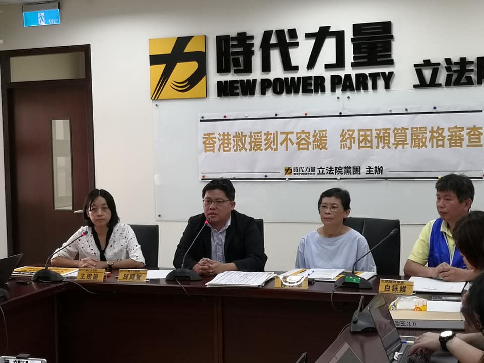 時代力量黨團13日則舉行記者會，主張支持「多開會、多做事，將嚴審「紓困3.0」預算，也呼籲增加「港澳條例18條」修正案。（劉玉秋攝）