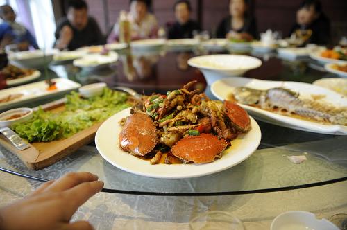 中國國家主席習近平近期嚴厲批評餐飲浪費，引發外界對中國恐存在糧食危機的關注。圖為中國力倡飲食節約行動。（中國政府網）