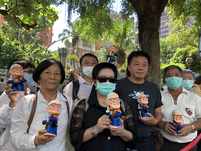 前總統李登輝追思禮拜14日上午在台灣基督長老教會濟南教會舉行，民眾在教堂外拿著李登輝公仔致意，送李登輝最後一程。(圖：中央社)