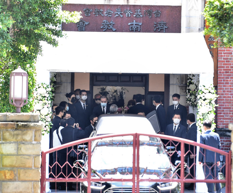 前總統李登輝入殮火化禮拜14日上午在濟南教會舉行後，李登輝靈柩移往靈車，家屬親友隨同在側。(圖：中央社)