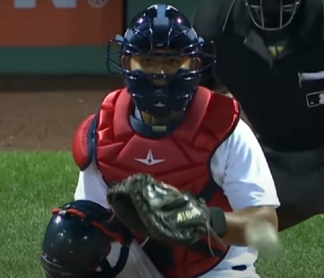 美國職棒大聯盟(MLB)波士頓紅襪隊內、外野兼守的工具人林子偉，13日增加一個守備紀錄，在球隊人手短缺時上場擔任捕手，意外成為第一位在大聯盟蹲捕的台灣球員。(截自影片)