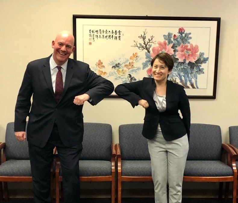 美國國務院政軍局助理國務卿古柏(Clarke Cooper)13日透過推特( Twitter)分享與駐美代表蕭美琴會晤合照。(推特)