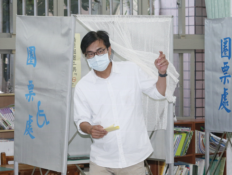 高雄市長補選15日登場，民進黨候選人陳其邁一早就前往左營區新莊國小投開票所投票。(圖：中央社)