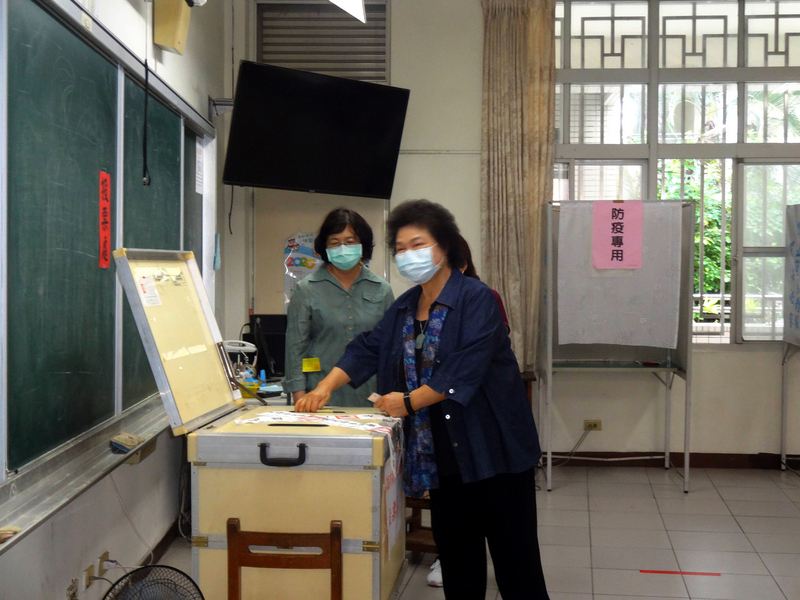 高雄市長補選15日投票，監察院長陳菊（前）上午到左營區新上國小投開票所投票，對於媒體提問高雄一年投3次票感受、預估投票率等，都僅回答「沒有評論」。(圖：中央社)