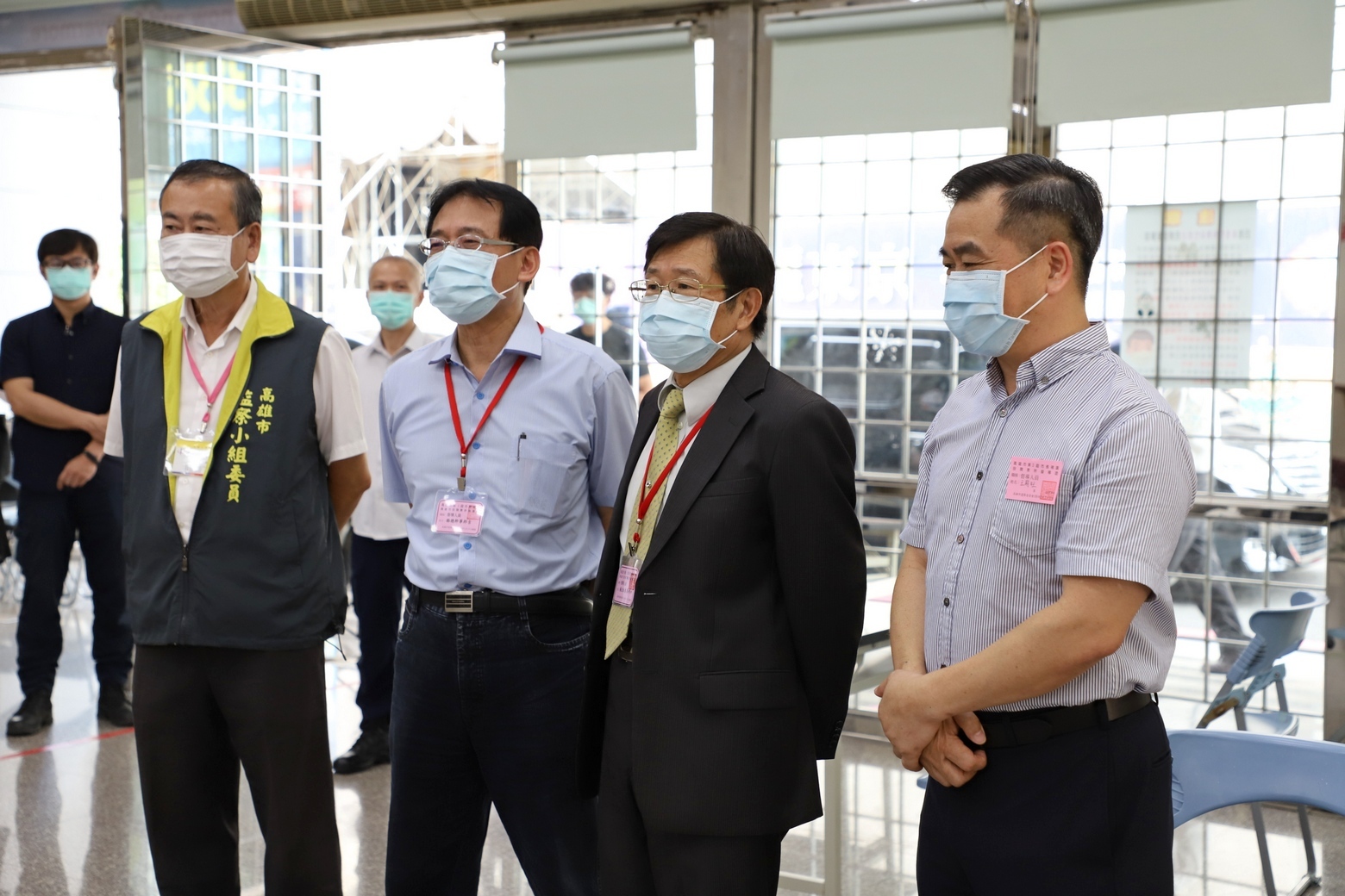 高市代理市長楊明州巡視投開票所，呼籲選民落實防疫、踴躍投票。(高市府提供)