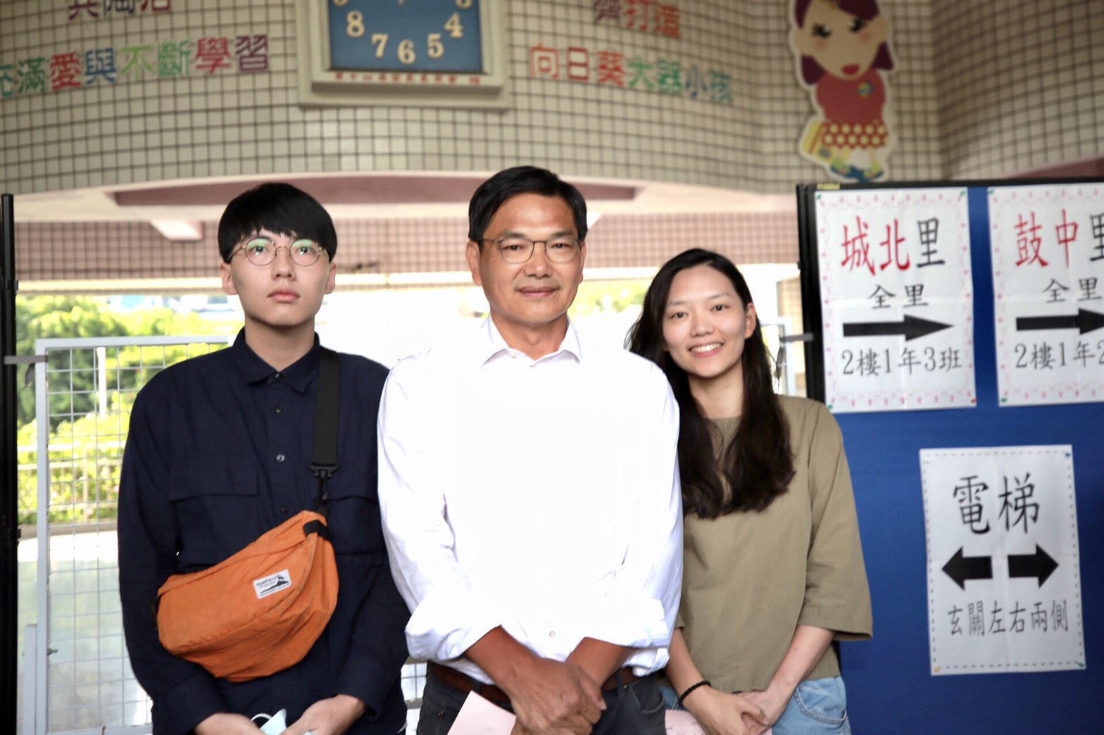 民眾黨高雄市長候選人吳益政(中)在一對兒女陪同下前往投票。(吳益政競選總部提供)