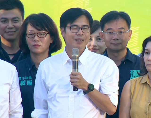 陳其邁在勝選後表示，他上任後將貫徹四大優先，包括產業轉型優先、增加就業優先、重大交通建設優先、解決空氣汙染優先。(圖擷自陳其邁臉書直播)