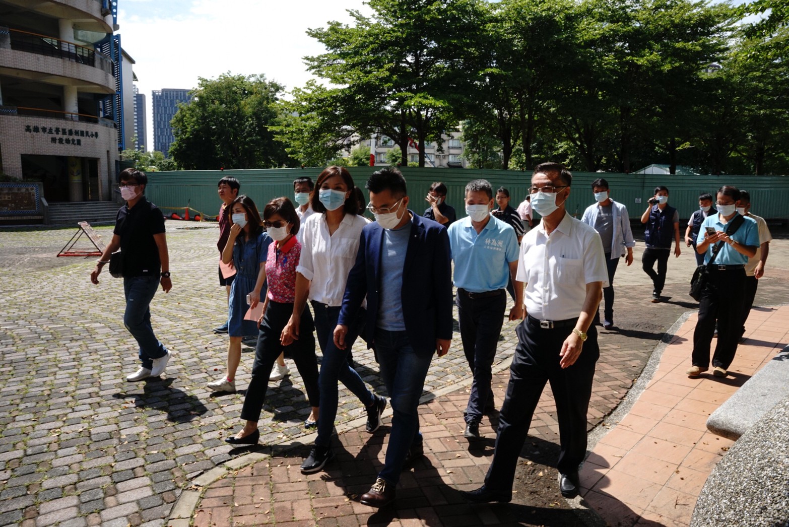 李眉蓁在江啟臣等人同下，前往投票所投票。(李眉蓁競總提供)