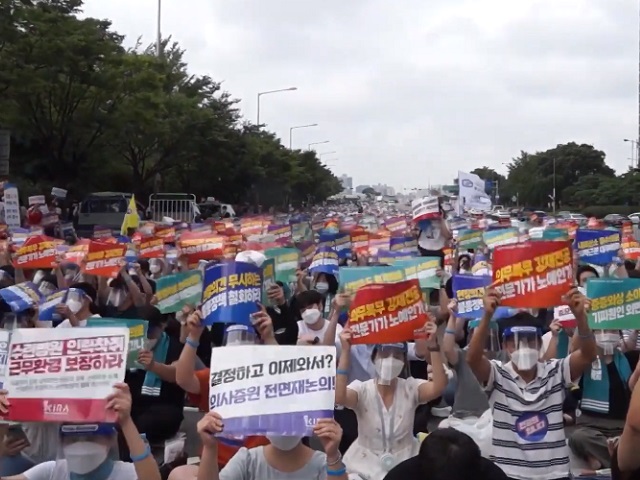 今天8月15日是南韓光復第75週年紀念日，千上萬民眾在今天走上街頭示威，抗議南韓總統文在寅的施政。(圖擷自YouTube)