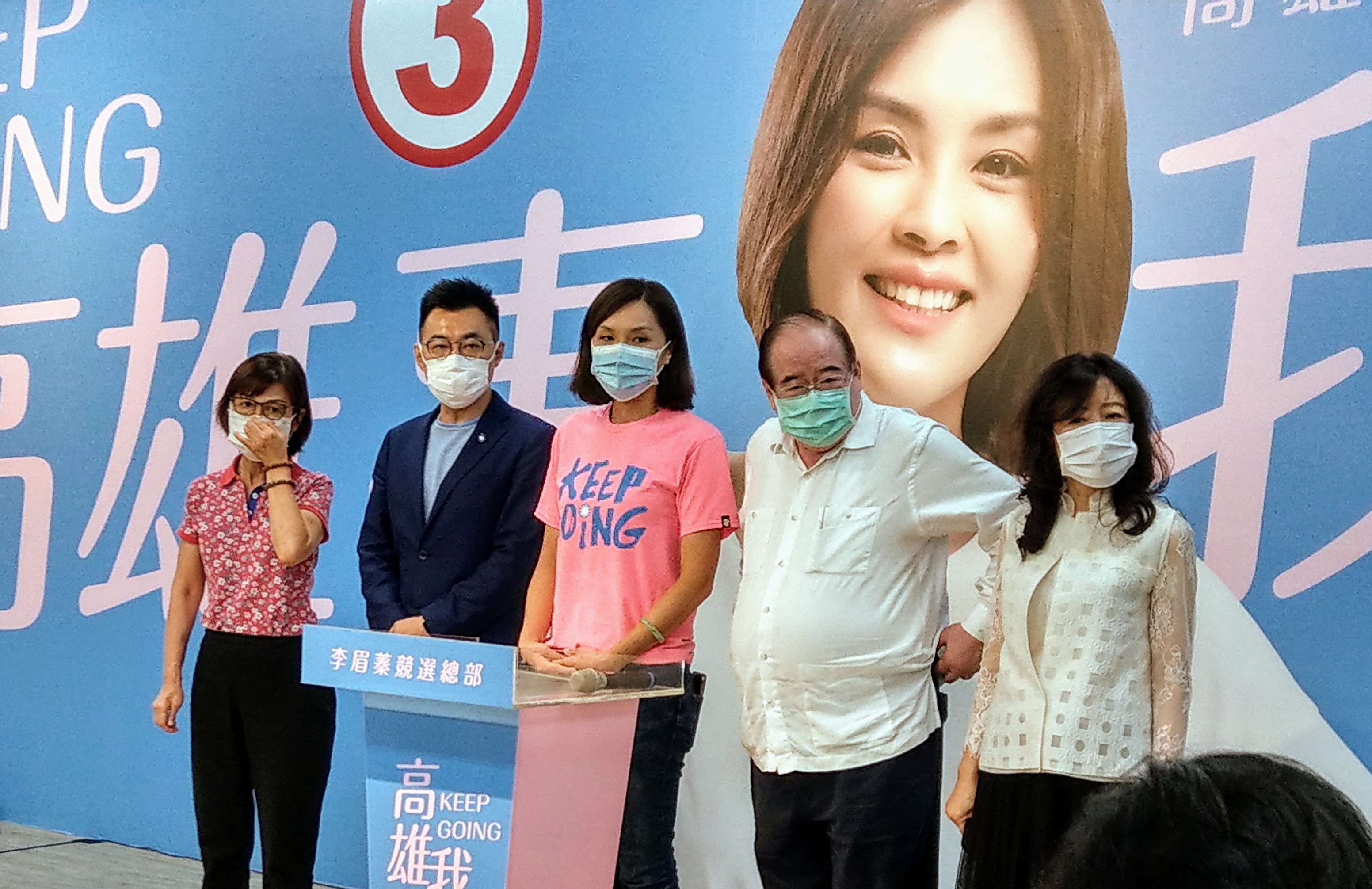 江啟臣陪同李眉蓁舉行記者會，承認敗選並向支持者鞠躬致謝。(劉品希 攝)