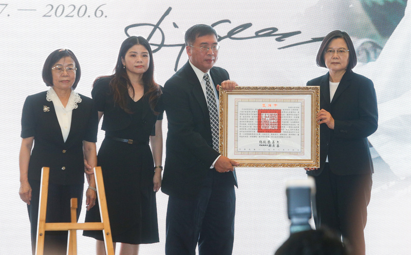 台灣肝臟權威陳定信6月24日因胰臟癌病逝於台大醫院，享壽76歲。台大醫學院16日上午舉行陳定信追思會，總統蔡英文（右）出席並頒贈褒揚令。(圖／中央社)