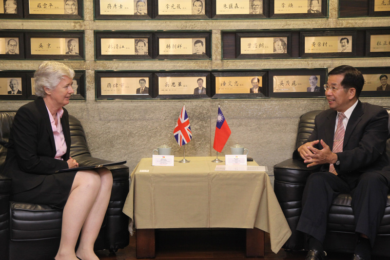 教育部長潘文忠（右）日前接見英國在台辦事處代表唐凱琳（Catherine Nettleton）（左），雙方同意在擴大雙方學生交流、推動2030雙語國家政策全方位英語能力、創新創業領域研發等3大領域合作。（教育部提供）