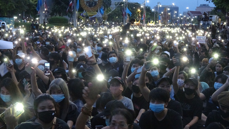 泰國上萬名抗議人士16日晚間聚集在民主紀念碑前，呼籲解散國會和修憲。這是泰國2014年軍事政變至今最大規模的抗議，集會到晚間民眾拿出手機形成燈海。(圖：中央社)