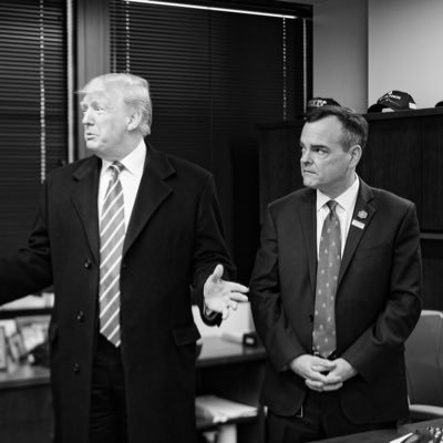 美國總統川普競選連任團隊發言人墨托(Tim Murtaugh／圖右)15日表示，他們將在下週登場的民主黨全國代表大會(Democratic National Convention, DNC)期間，砸下數百萬美元大打數位廣告戰。(圖取自推特)