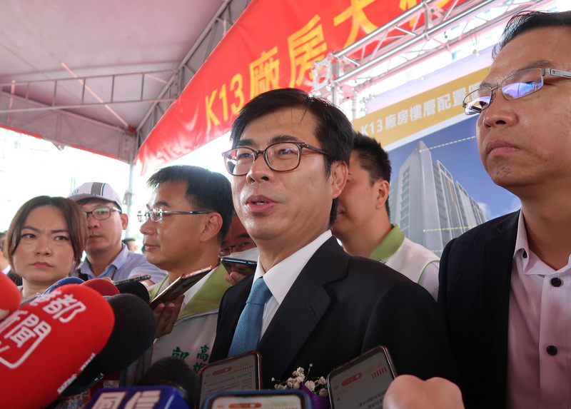 高雄市長當選人陳其邁（前右2）17日出席日月光公司K13廠動土典禮，持續被媒體追問小內閣人事。陳其邁除表明「會增加女性官員比例」，不針對媒體揣測名單答覆，並重申「會以在地、專業優先，做全盤考量」。(圖：中央社)