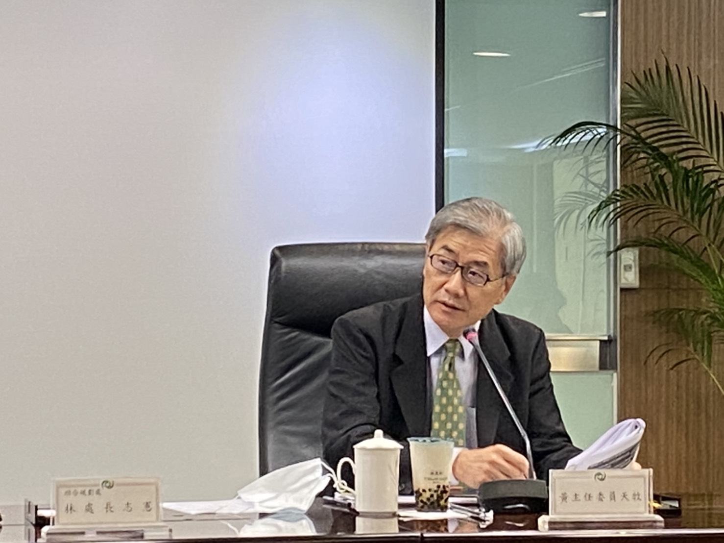 金管會主委黃天牧表示，新型詐騙型態確實可能連銀行都可能受騙，銀行必須增加第二種、甚至第三種辨識方式，以清楚判斷客戶的身份。(資料照/陳林幸虹 攝)