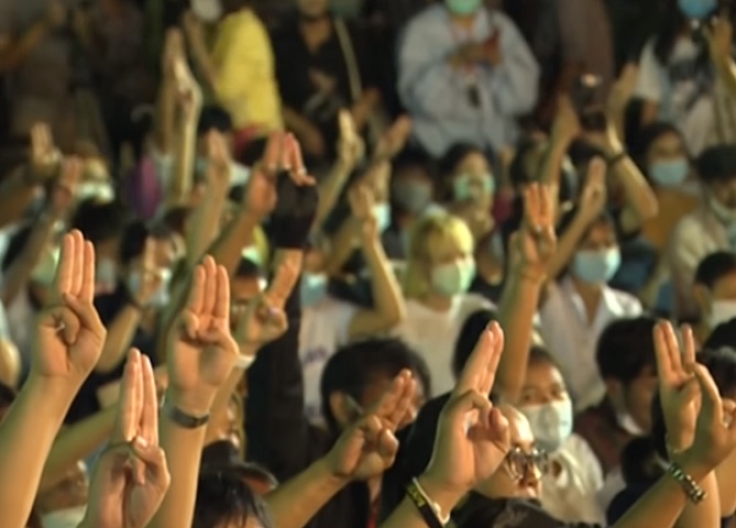 泰國高中生2020年8月間，高舉3根手指的抗議手勢，響應反政府抗議，並要求進行教育改革。(圖擷自YouTube)