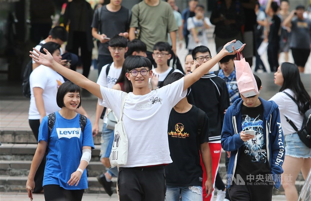 立法院25日三讀修正通過民法部份條文修正草案，將成年年齡由20歲下修至18歲。(中央社)