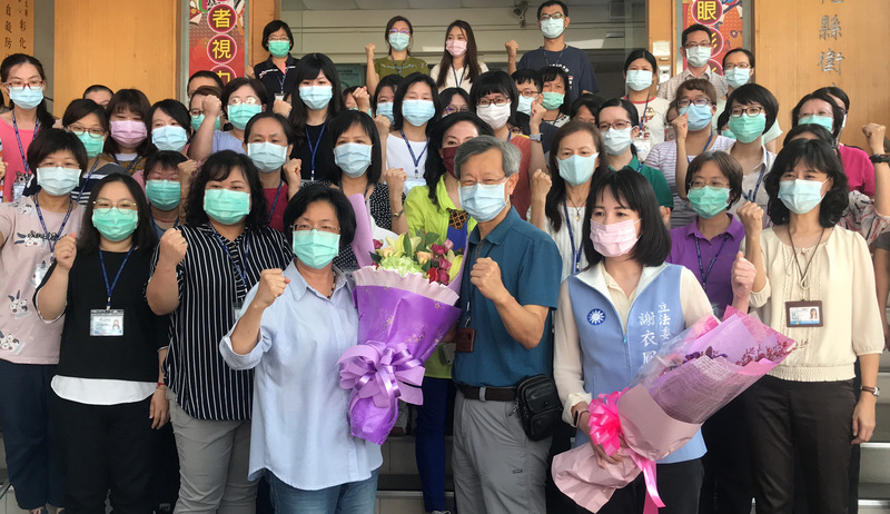 彰化縣衛生局採檢無症狀居家檢疫者引發爭議，彰化縣長王惠美（前左4）19日特別前往彰化縣衛生局，替局長葉彥伯（前左5）以及衛生局同仁加油打氣。(資料照片/中央社)