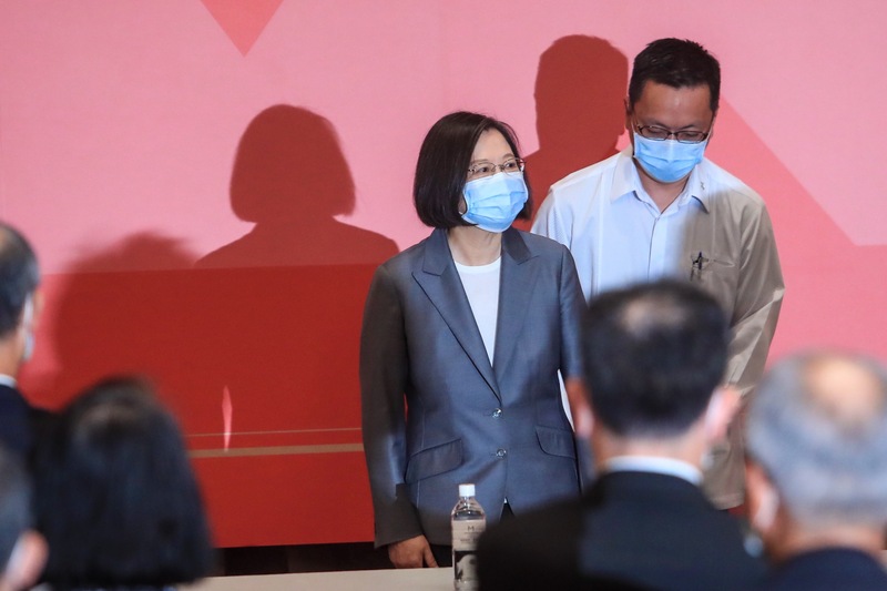總統蔡英文（左）19日在台北美福大飯店出席中華民國三三企業交流會109年度8月份例會，因應防疫，蔡總統除致詞外全程配戴口罩。(圖:中央社)