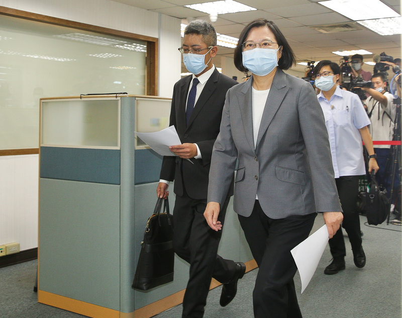 蔡英文總統19日表示，政府樂見基本工資調升；也希望勞工能體恤疫情造成的各種困難。(圖：中央社)