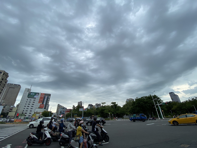 氣象局27日下午更新大雨特報，共9縣市有局部大雨發生。(資料照 / 圖:中央社)