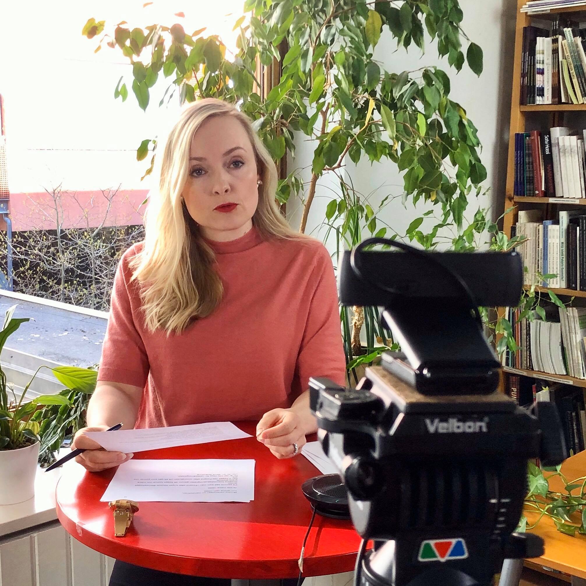 芬蘭內政部長奧西薩洛(Maria Ohisalo)在記者會上表示，「芬蘭的邊界政策是歐盟最嚴格的，因為我們想要維持相當良好的疫情情勢。」。(圖：Maria Ohisalo臉書)