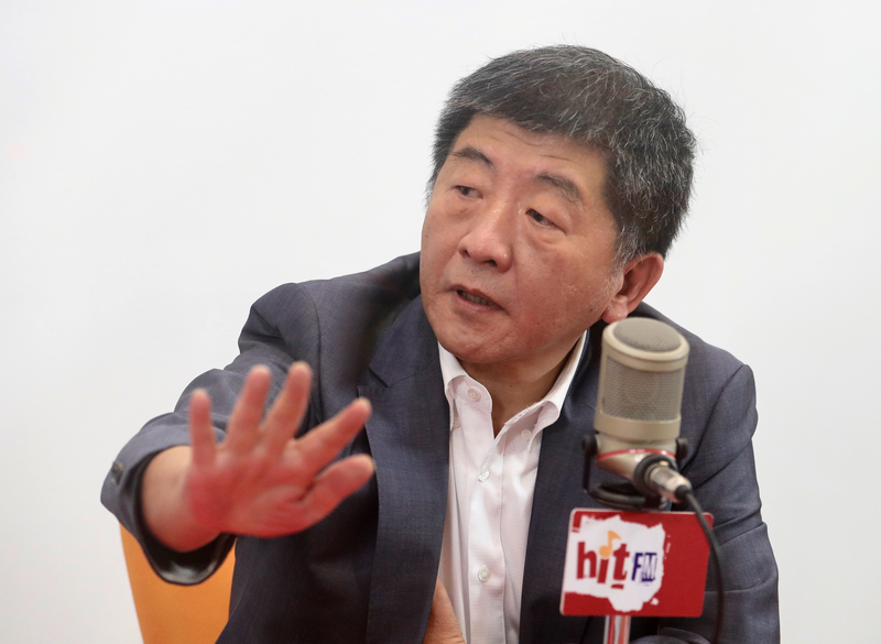 衛福部長、中央流行疫情指揮中心指揮官陳時中20日在台北接受電台專訪，說明近日彰化衛生局採檢爭議及未來防疫規劃。(圖：中央社)