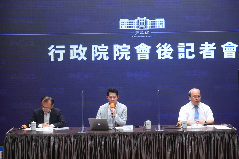 行政院院會後記者會20日上午在行政院新聞中心舉行，由發言人丁怡銘（中）主持，中選會副主委陳朝建（右）、交通部次長陳彥伯（左）出席。(圖：中央社)