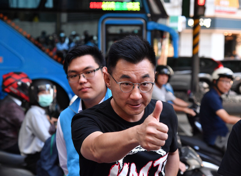 國民黨主席江啟臣（前）日前參與「還我公投」街頭演講。（資料照片/中央社）