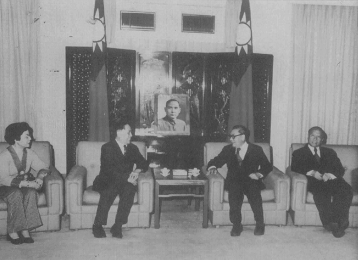 1968年包括蔣中正、蔣經國在內的台灣政要會見馬思聰夫婦。（翻拍《馬思聰全集·第七卷》）