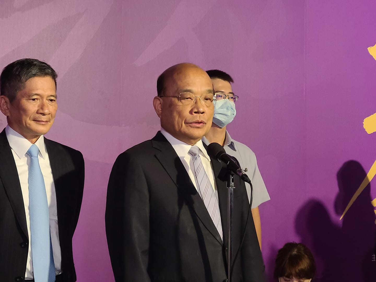 針對彰化衛生局採檢風波，行政院長蘇貞昌(中)出席行政院文化獎頒獎典禮時表示，支持指揮官陳時中了解過程，但並非查貪瀆，而是中央、地方防疫必須同步，才不會亂了套。(江昭倫攝)