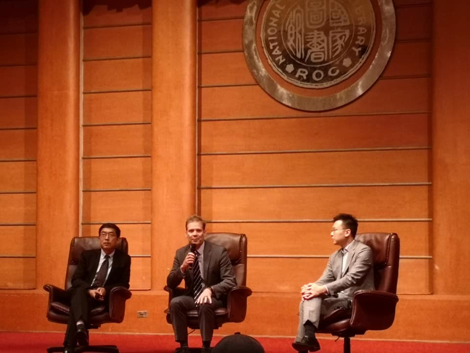 國在台協會(AIT)與國家圖書館合辦「為自由而讀」活動，今天(20日)於國圖播放香港電影「十年」，並邀集民進黨副秘書長林飛帆與台北醫學大學教授張國城進行映後座談（劉玉秋 攝）