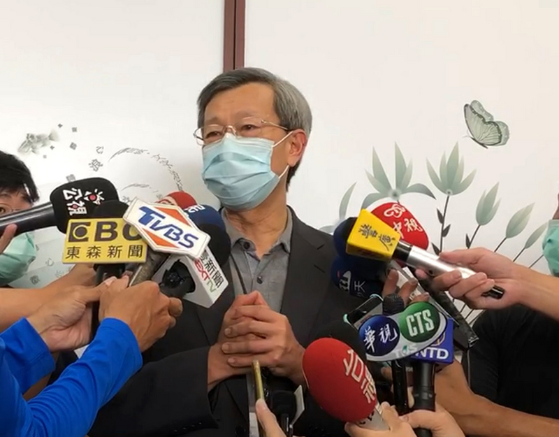 彰化縣衛生局採檢無症狀居家檢疫者引起連日風波，衛生局長葉彥伯（中）21日上午出面回應，甚至一度哽咽，表示「百分之百挺阿中部長」。（翻攝畫面）(圖：中央社)