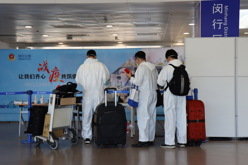 上海再驗出1例台灣移入武漢肺炎。圖為上海浦東機場內，閔行區櫃檯前有剛下機的台灣乘客詢問隔離事宜。(中央社)