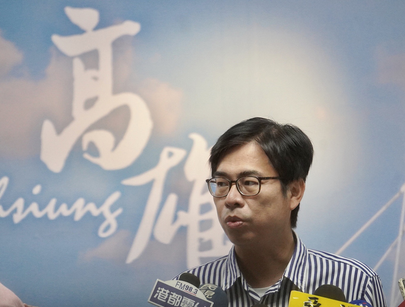 高雄市長當選人陳其邁（圖）21日出席高雄市政府舉辦「心逗陣 愛傳承」經驗交流會前，接受媒體聯訪。(圖：中央社)