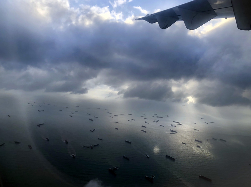 馬祖海域面臨中國抽砂船影響環境等問題，有當地居民日前搭飛機欲欣賞機外風景時，意外發現地區海域上滿是抽砂船。　（馬祖居民提供）(資料照片/CNA)