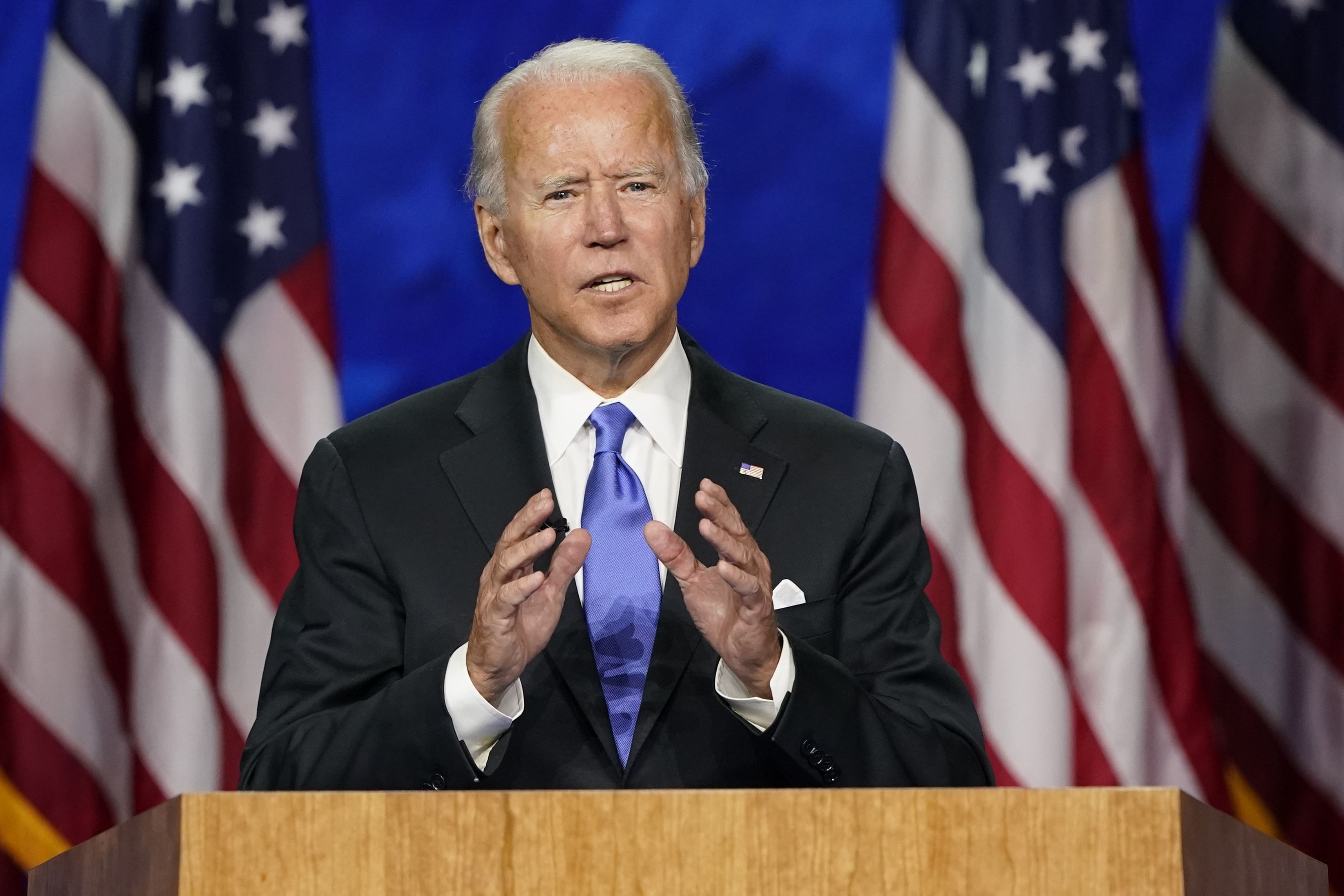 美國民主黨總統候選人拜登(Joe Biden)在疫情期間大多以視訊造勢，他27日態度180度大轉變表示，他很快就會親自出席在搖擺州的造勢活動。(美聯社/達志影像)