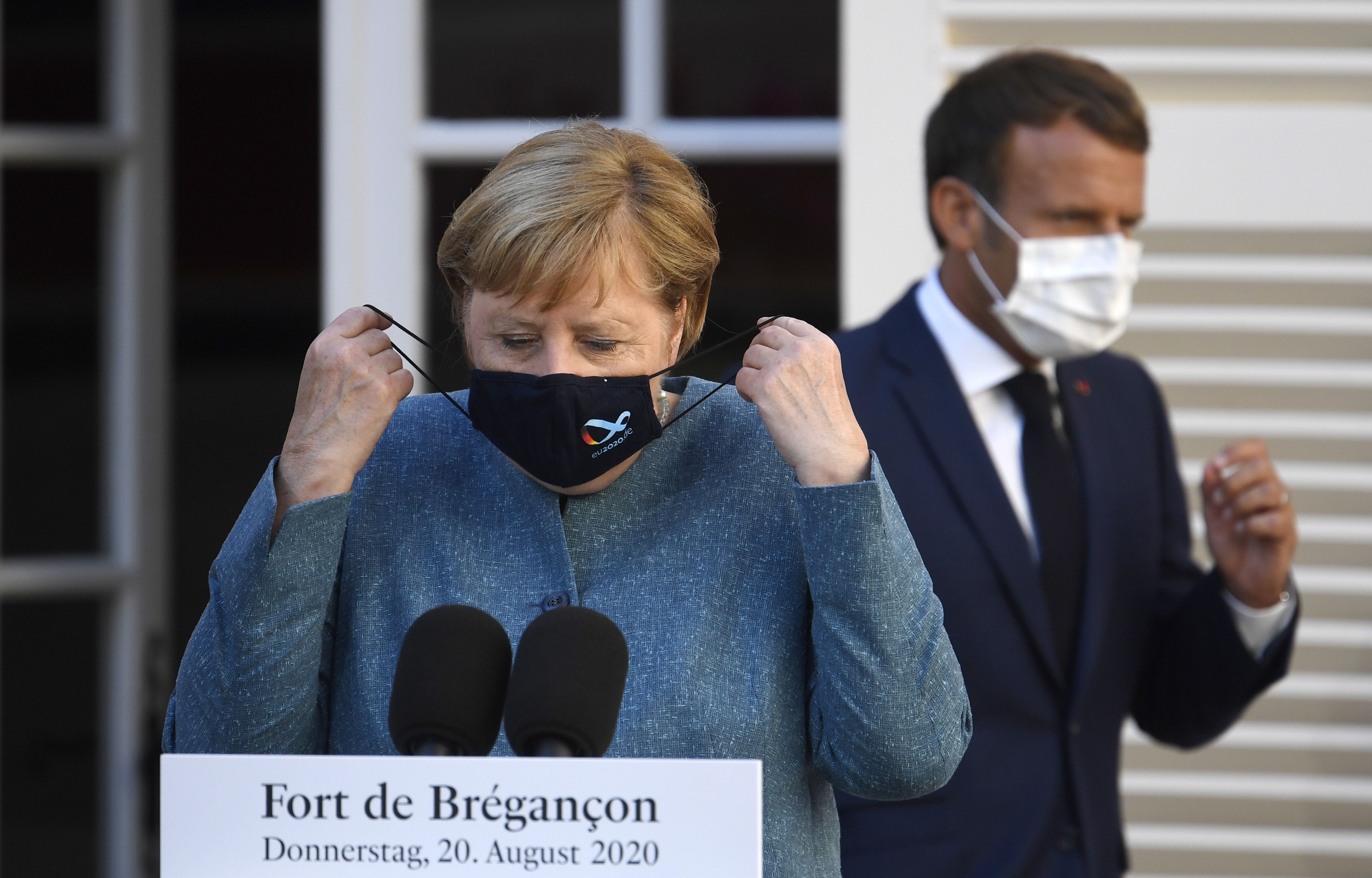 德國總理梅克爾(Angela Merkel)(左)20日和法國總統馬克宏(Emmanuel Macron)(右)在他位南法的避暑行館碰面，就歐盟如何團結進行復甦，以及疫苗取得進行會談。(美聯社/達志影像)